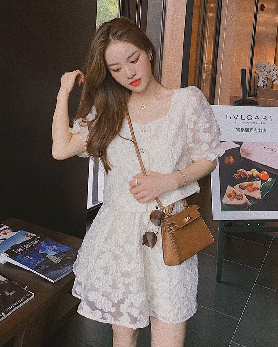 Bộ cánh "bánh bèo" tiểu thư của The Phoebe ắt sẽ được lòng nhiều cô nàng nhờ giúp diện mạo xinh xẻo, nhẹ nhàng hết nấc.