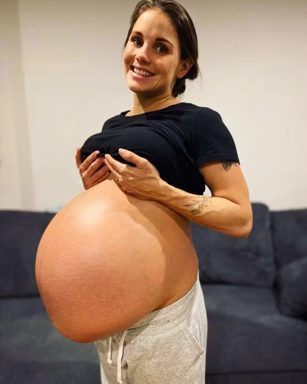 Nhìn theo ngón tay của bác sĩ khi siêu âm thai, bà mẹ sốc đến mức bật khóc, còn ông bố suýt ngất ngay tại chỗ - Ảnh 1.