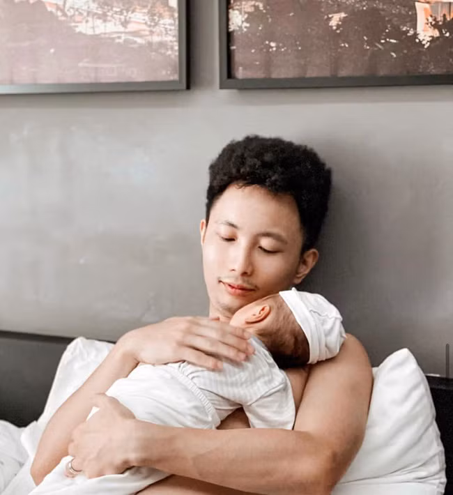 Ông bố trẻ bế con cực khéo.