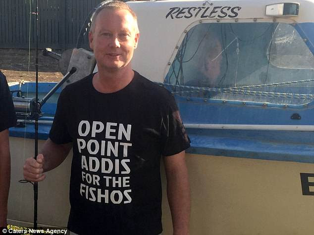 Thấy bụng cá mập đã chết vẫn chuyển động kỳ lạ, người đàn ông cầm dao hành động dứt khoát, nào ngờ cứu được gần 100 sinh mạng - Ảnh 3. Thấy bụng cá mập đã chết vẫn chuyển động kỳ lạ, người đàn ông cầm dao hành động dứt khoát, nào ngờ cứu được gần 100 sinh mạng - Ảnh 3.