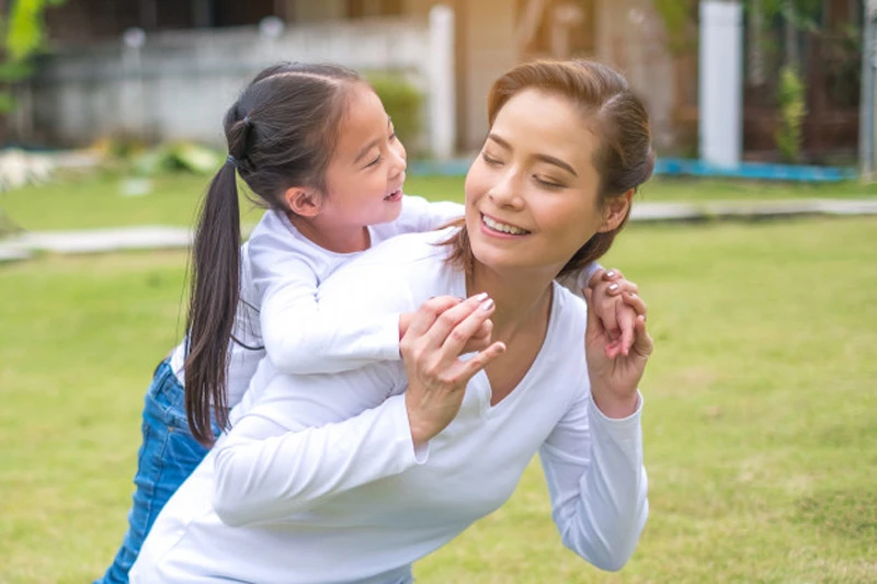 Con gái tò mò hỏi: "Con sinh ra từ đâu", mẹ trẻ bình tĩnh đáp 1 câu khiến ai nấy ngợi khen