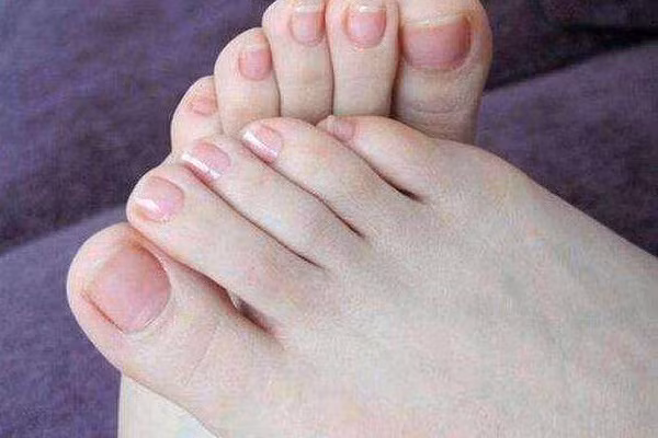 Hãy cảnh giác khi chân bỗng dưng xuất hiện mùi hôi bất thường.