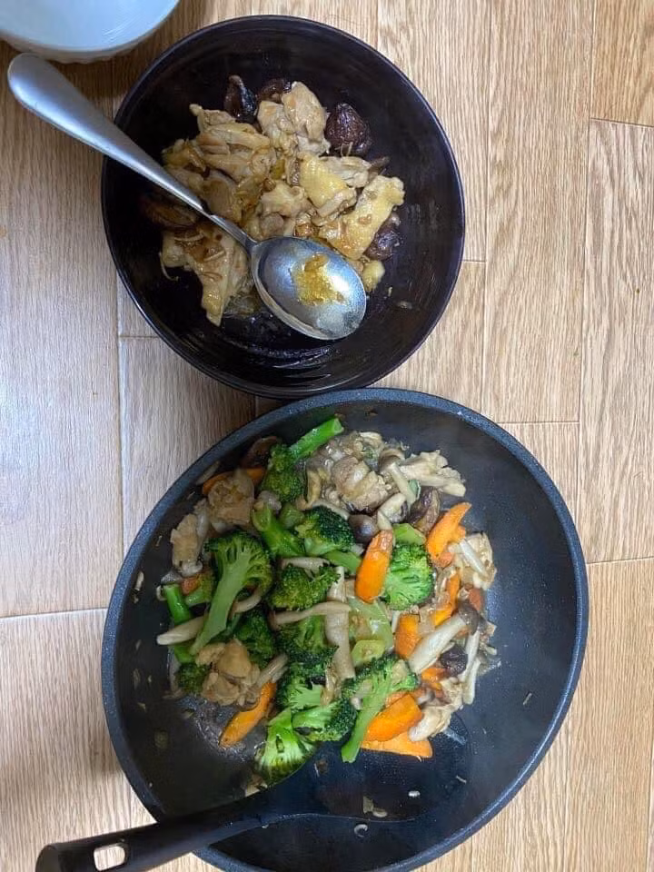 Nhưng đôi đũa, cái bát tô màu đen, chiếc đĩa màu trắng thì y chang của Kê không lẫn đi đâu được.