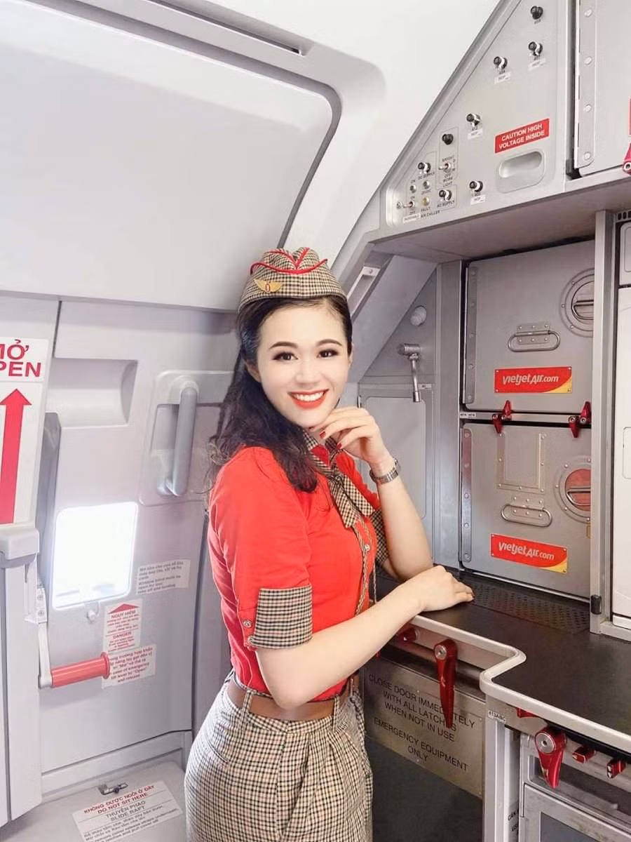 Có thể thấy dù là hãng bay nào thì các tiếp viên cũng đều đeo đồng hồ. (Nguồn: Internet).