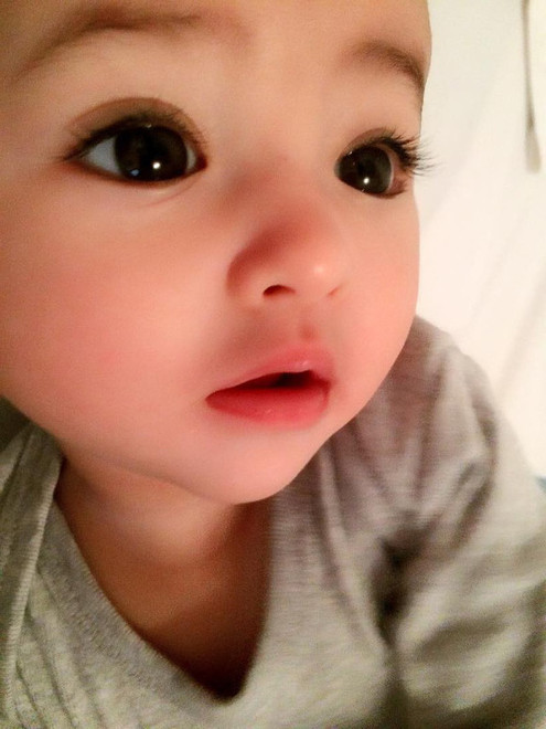 Em bé từng gây sốt MXH vì đôi mắt hệt búp bê giờ ra sao? ảnh 4 Em bé từng gây sốt MXH vì đôi mắt hệt búp bê giờ ra sao? ảnh 4