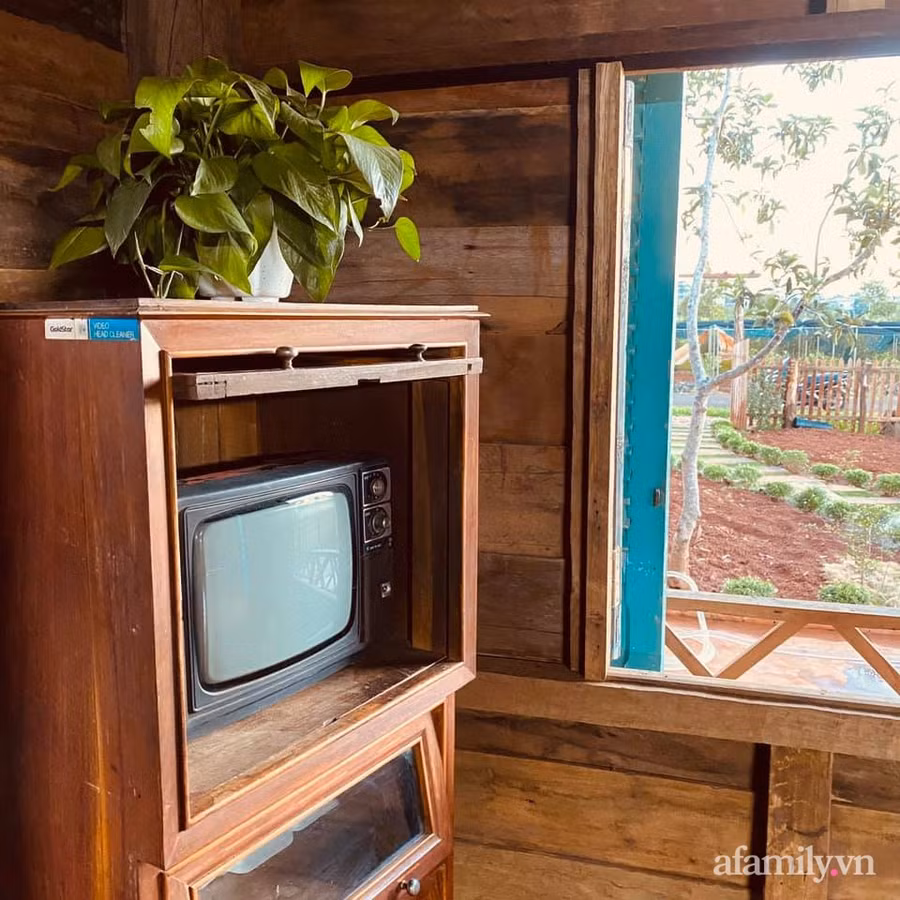 Những vật dụng, đồ đạc được Linh sưu tầm để làm đẹp nhà.