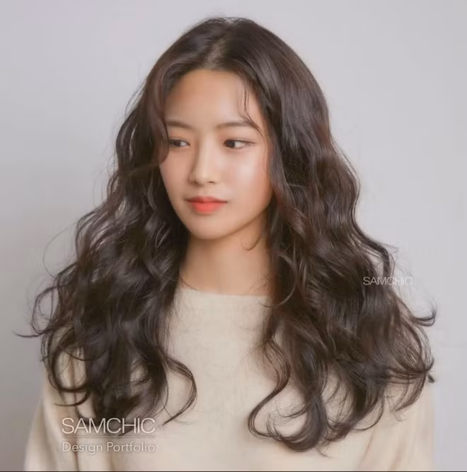 5 kiểu tóc uốn nhẹ nhàng, sang chảnh cho mùa Thu ảnh 3