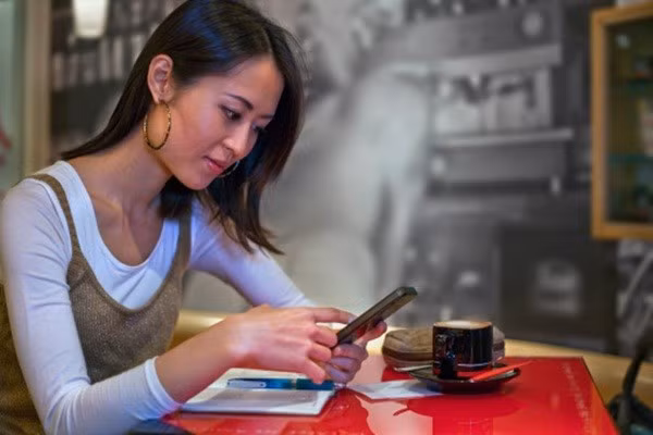 Tìm thấy hộp vàng mẹ chồng giấu dưới gầm giường, vài ngày sau bà lặng lẽ làm một chuyện khiến tôi ngỡ ngàng ảnh 1