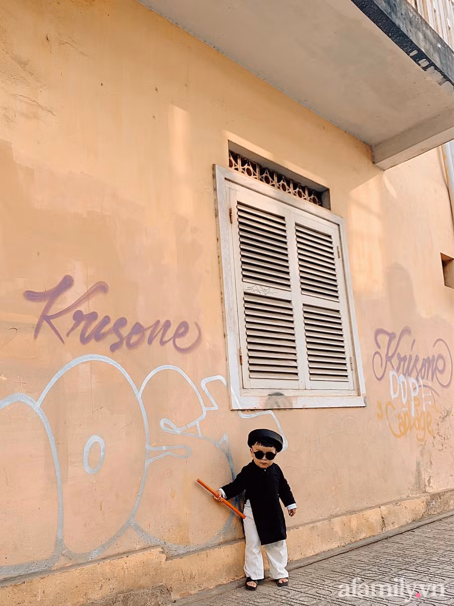 Nghe chừng ế quá, thầy đi dạo chơi một vòng xem phố xá ngày Tết có gì thú vị không đã rồi về xem tiếp.