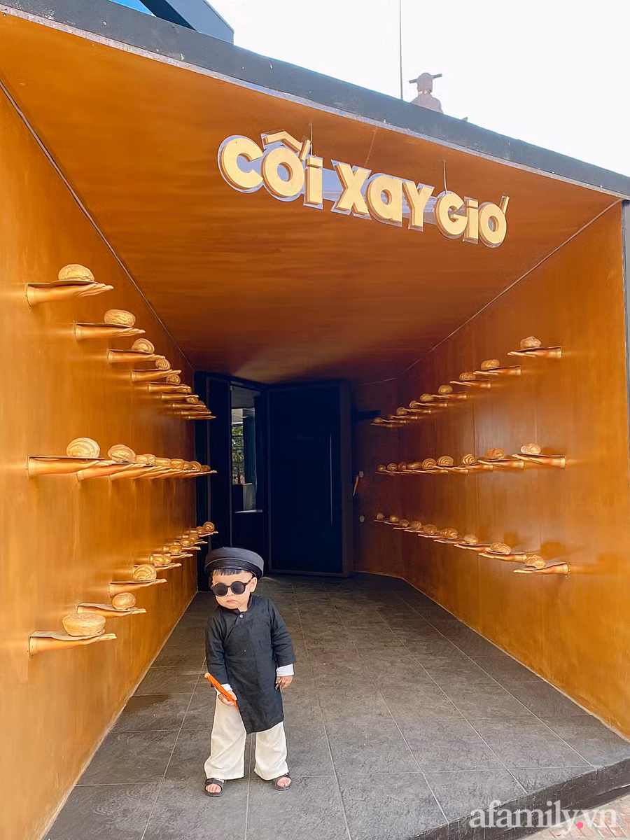 Bé trai "chơi lớn" mặc nguyên bộ đồ "thầy bói" đi dạo phố đầu năm ảnh 5 Bé trai "chơi lớn" mặc nguyên bộ đồ "thầy bói" đi dạo phố đầu năm ảnh 5