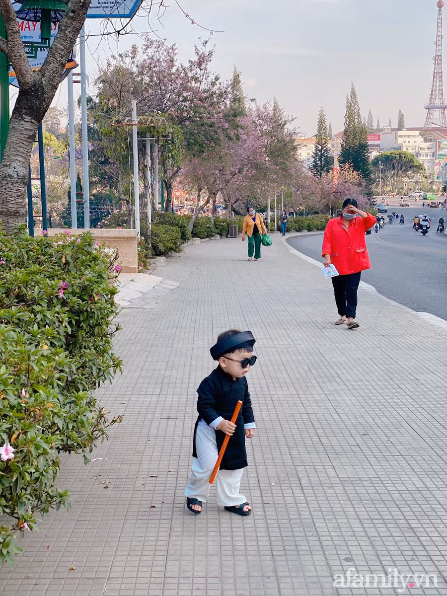 Bé trai "chơi lớn" mặc nguyên bộ đồ "thầy bói" đi dạo phố đầu năm ảnh 11 Bé trai "chơi lớn" mặc nguyên bộ đồ "thầy bói" đi dạo phố đầu năm ảnh 11
