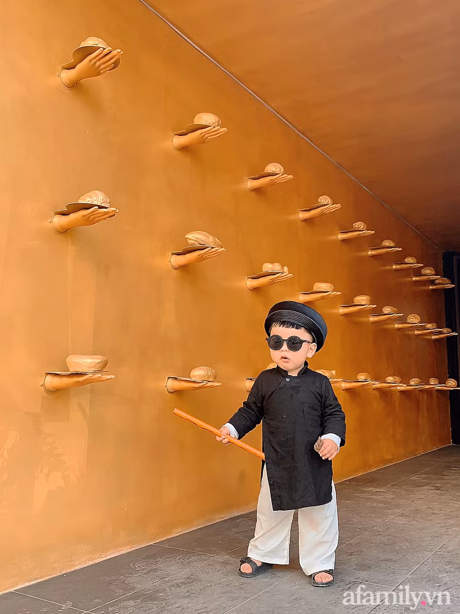 Hill check-in tại rất nhiều địa điểm đẹp và nổi tiếng ở Đà Lạt. Vì đã quen chụp ảnh nên cậu bé rất hợp tác với bố mẹ.