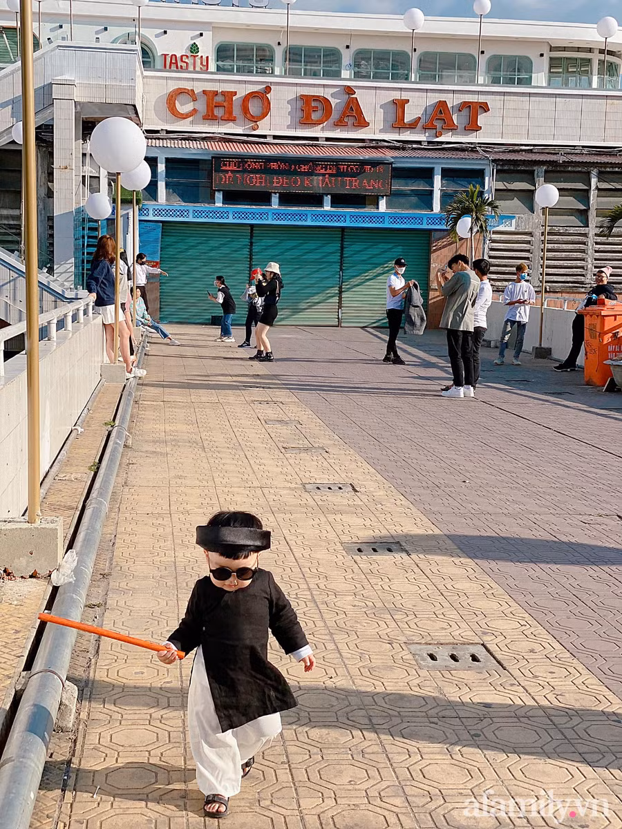 Bé trai "chơi lớn" mặc nguyên bộ đồ "thầy bói" đi dạo phố đầu năm ảnh 9 Bé trai "chơi lớn" mặc nguyên bộ đồ "thầy bói" đi dạo phố đầu năm ảnh 9