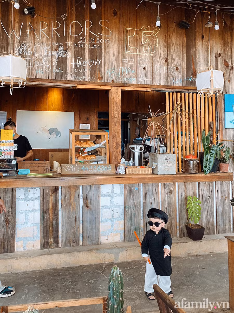 Bé trai "chơi lớn" mặc nguyên bộ đồ "thầy bói" đi dạo phố đầu năm ảnh 17