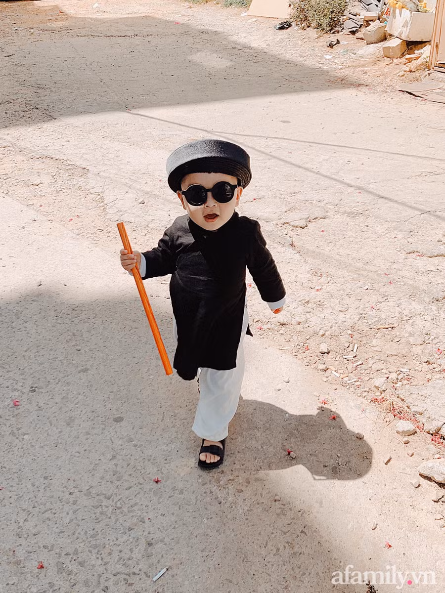 Thầy bói Hill đi dạo phố và coi quẻ đầu năm cho mọi người đây.