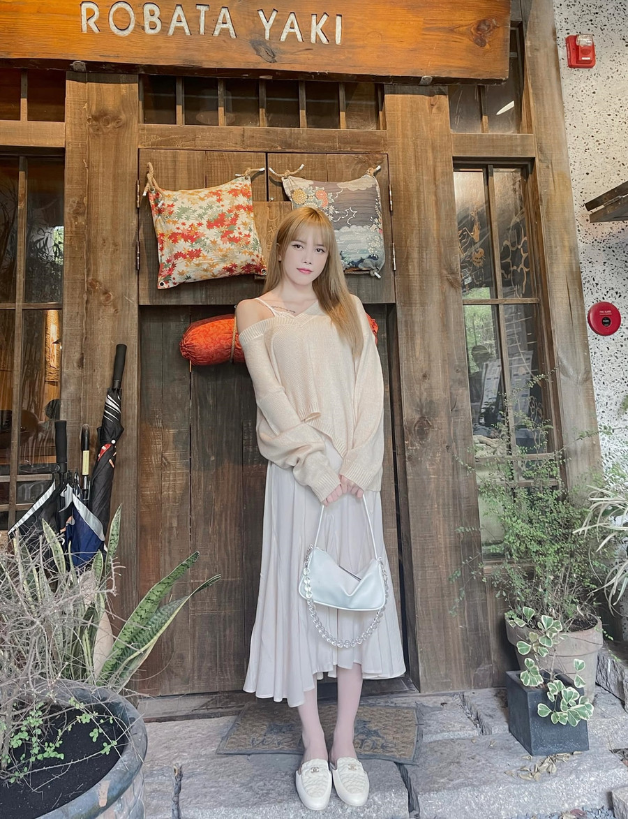 Style khác lạ của Thiều Bảo Trâm sau ồn ào chia tay: Dịu dàng nữ tính chứ không còn hầm hố như xưa - Ảnh 3.