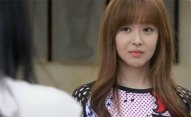 Vừa khoe que thử thai 2 vạch, chồng tặng luôn sổ tiết kiệm 5 tỷ nhưng tôi bàng hoàng vì tờ giấy đính kèm