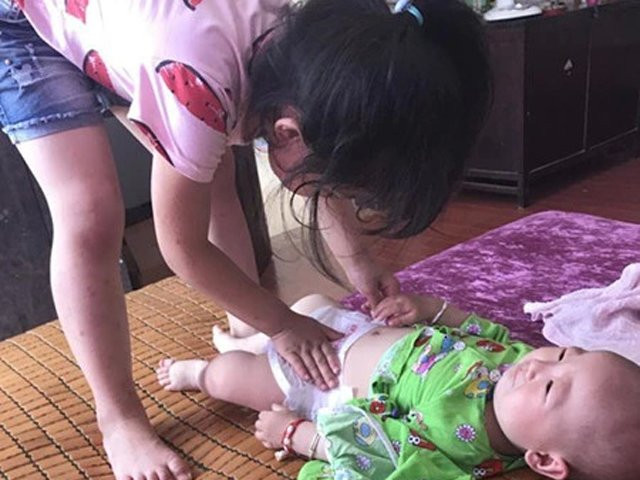 Mẹ giải thích cực thông minh câu hỏi của con gái: Tại sao em trai lại có "quả ớt"? Mẹ giải thích cực thông minh câu hỏi của con gái: Tại sao em trai lại có "quả ớt"?