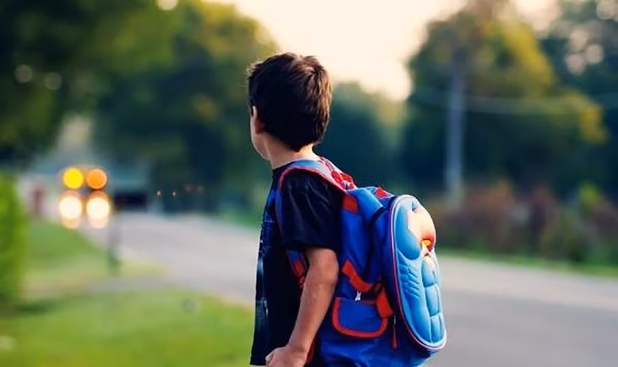 Vô tư viết dòng chữ này lên cặp sách, bà mẹ suýt chút nữa đẩy con trai vào tay kẻ gian ảnh 1