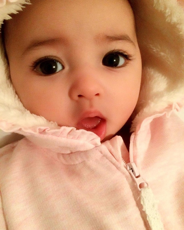Em bé từng gây sốt MXH vì đôi mắt hệt búp bê giờ ra sao? ảnh 3 Em bé từng gây sốt MXH vì đôi mắt hệt búp bê giờ ra sao? ảnh 3