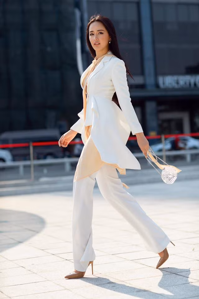 Mai Phương Thúy thì buồn buồn mua tấm ga giường 300 triệu nằm nghỉ lưng.