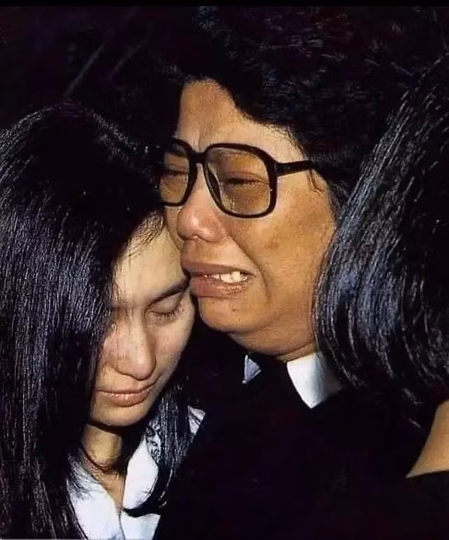 Hà Siêu Quỳnh vừa ôm chặt mẹ Trần Bách Cường vừa khóc nức nở.