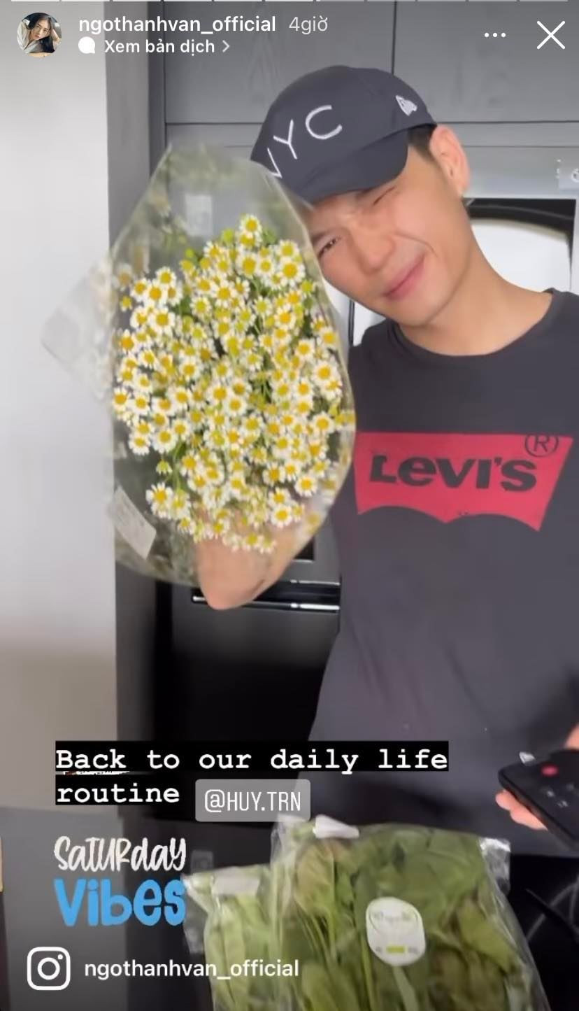 Ngô Thanh Vân vừa ngủ dậy đã thấy chồng đứng bếp nấu ăn, còn mua cả hoa tươi để tặng mình.