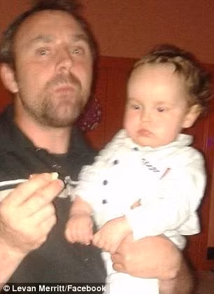 Levan (ảnh trái, bìa phải) và các anh chị em của mình.