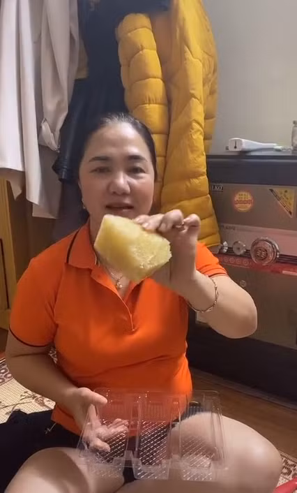 Người mẹ đi chơi về thấy thành quả con gái bổ bưởi chỉ biết... cười ra nước mắt!