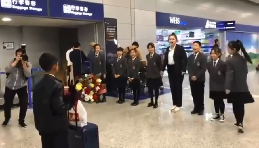 Thuch Salik được cô giáo và bạn học chào đón ở sân bay. Thuch Salik được cô giáo và bạn học chào đón ở sân bay.