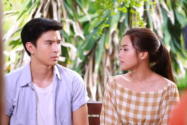 Vợ đột ngột gọi thợ đến dỡ một nửa mái nhà khiến chồng hầm hầm chất vấn, song cô lại đưa ra lá đơn ly hôn viết sẵn khiến anh kinh hoảng - Ảnh 2.