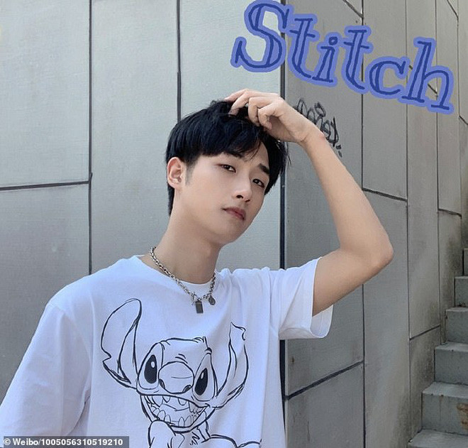 Zhang đang làm người dẫn livestream. Zhang đang làm người dẫn livestream.