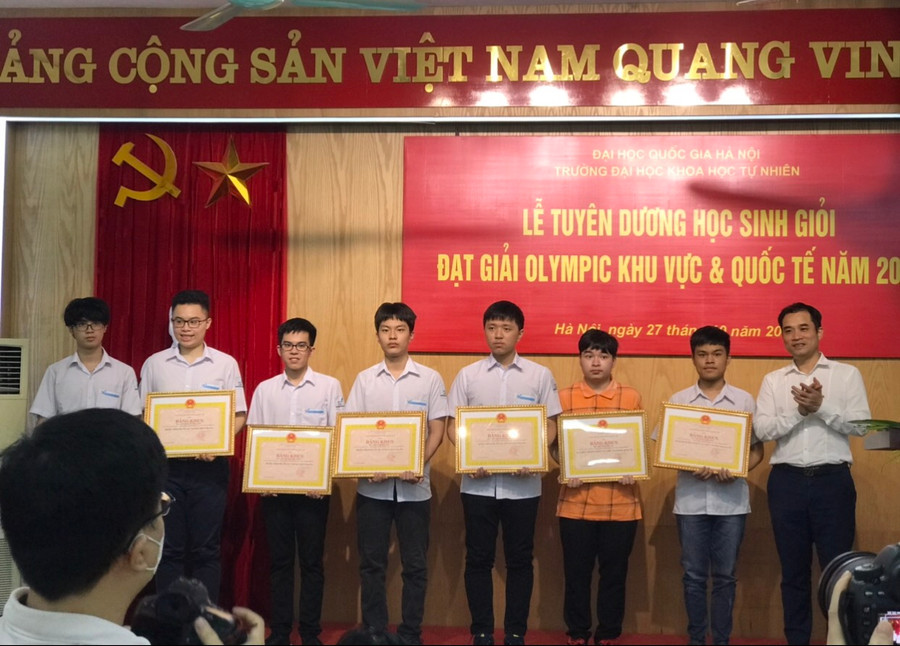 Trần Xuân Bách (thứ hai từ phải sang) nhận bằng khen của Trường THPT Chuyên Khoa học Tự nhiên. Ảnh: NVCC.