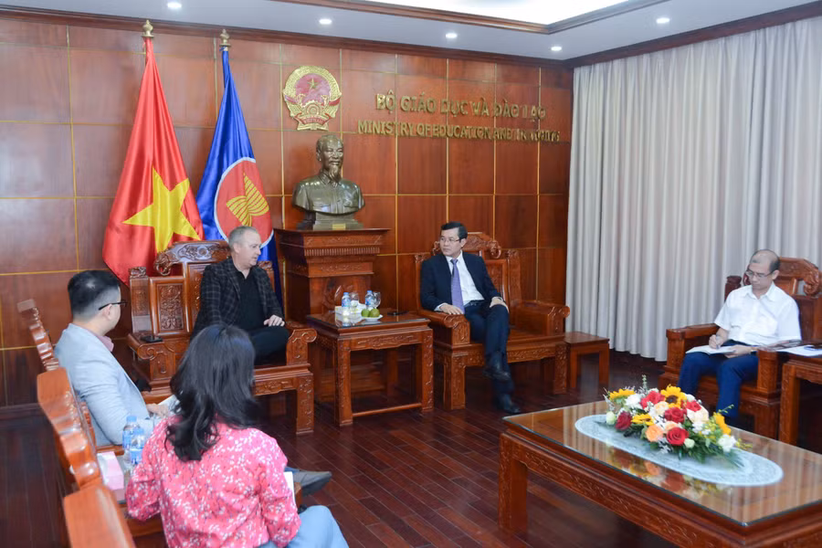 Quang cảnh buổi làm việc.