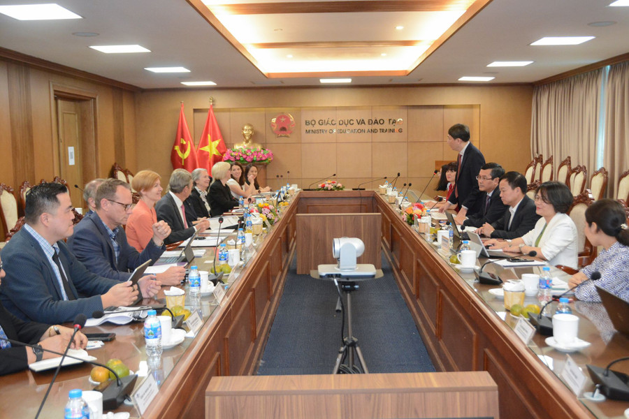 Quang cảnh buổi làm việc.