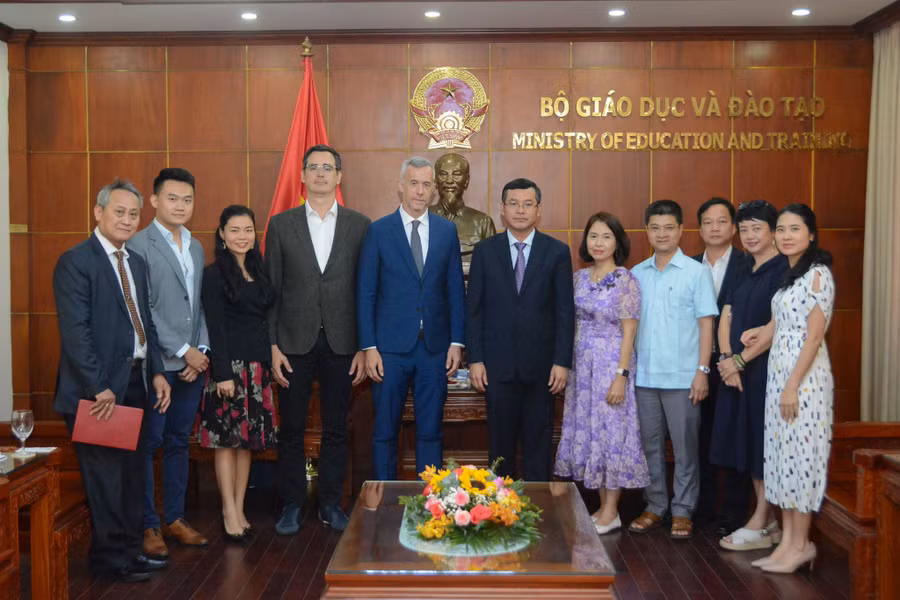 Các đại biểu chụp hình lưu niệm.