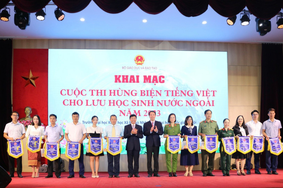 Ban tổ chức trao cờ lưu niệm cho đại diện các đơn vị tham gia cuộc thi. Ban tổ chức trao cờ lưu niệm cho đại diện các đơn vị tham gia cuộc thi.