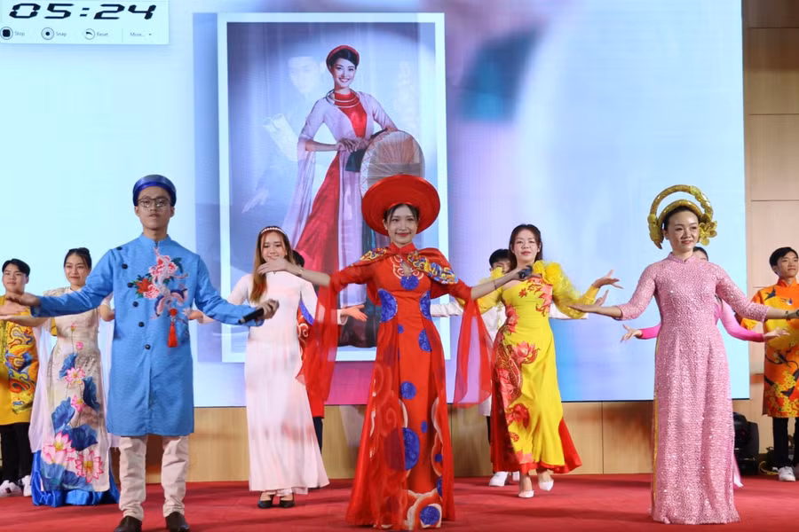 Thí sinh trình bày phần thi hùng biện tiếng Việt.