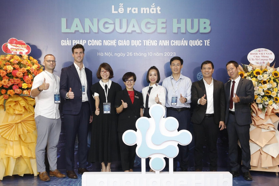 Các đại biểu tham dự lễ ra mắt Language Hub.