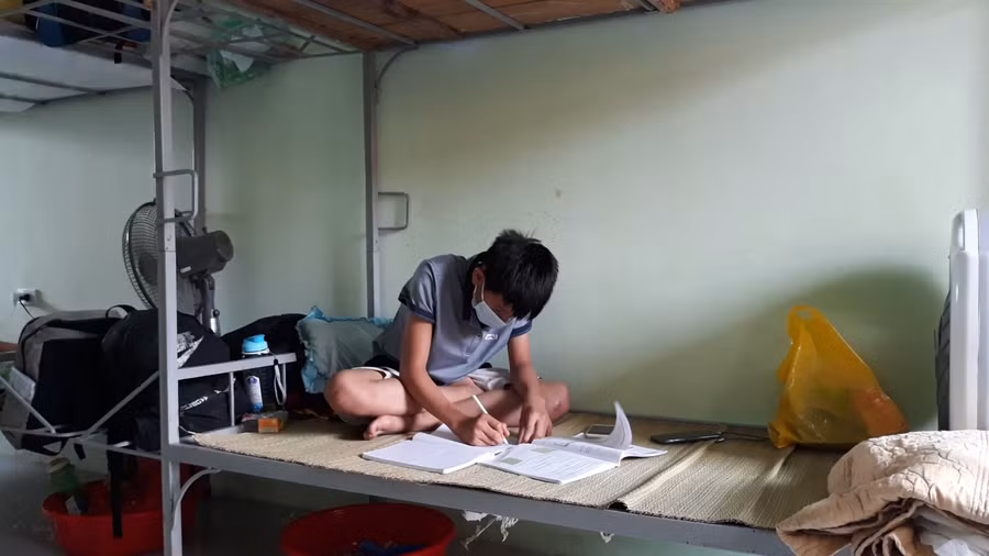 Học sinh Trường THCS Tân Châu tự học trong khu cách ly.
