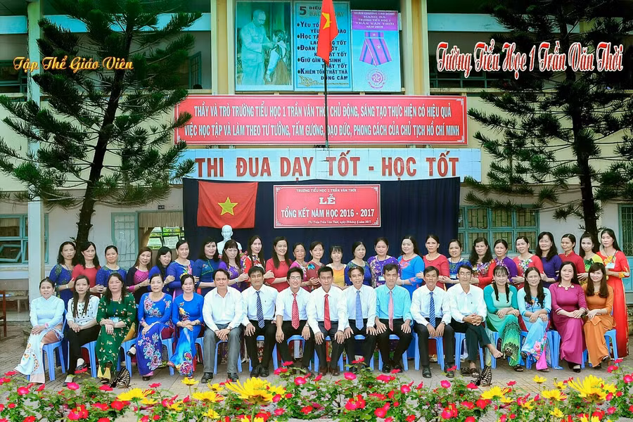 Thầy Hiếu (hàng dưới) chụp ảnh cùng thầy cô giáo Trường Tiểu học 1 Trần Văn Thời. Ảnh: NVCC.