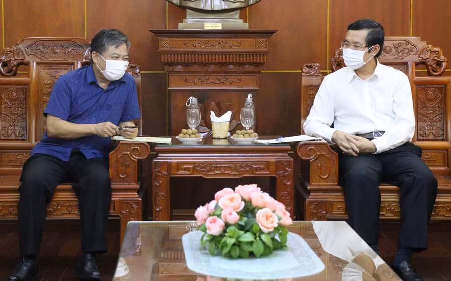 Thứ trưởng Nguyễn Văn Phúc (phải) tiếp đón Đại sứ Nguyễn Huy Tăng (trái).