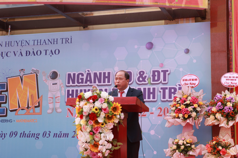 Ông Phạm Văn Ngát – Trưởng phòng GD&amp;ĐT huyện Thanh Trì phát biểu khai mạc. Ảnh: TG.