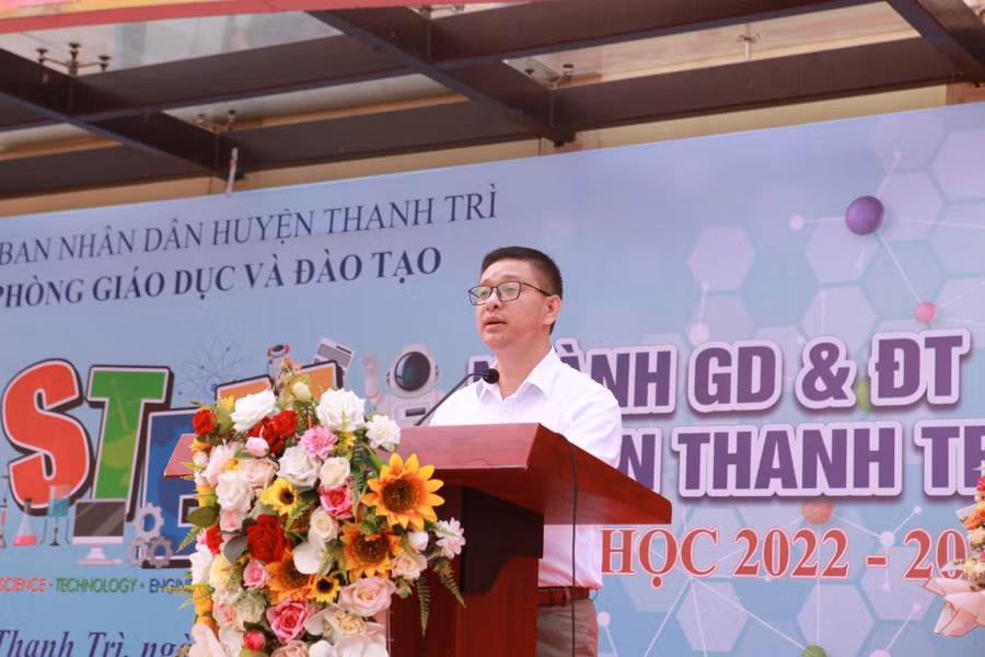 Ông Nguyễn Văn Hưng - Phó chủ tịch UBND huyện Thanh Trì phát biểu ý kiến. Ảnh: TG.