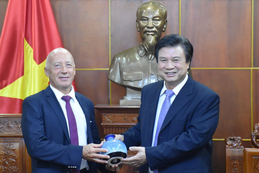 Thứ trưởng Nguyễn Hữu Độ (phải) trao quà lưu niệm cho Giám đốc Học viện Ngoại thương toàn Nga, Sinelnikov-Murylev. Thứ trưởng Nguyễn Hữu Độ (phải) trao quà lưu niệm cho Giám đốc Học viện Ngoại thương toàn Nga, Sinelnikov-Murylev.