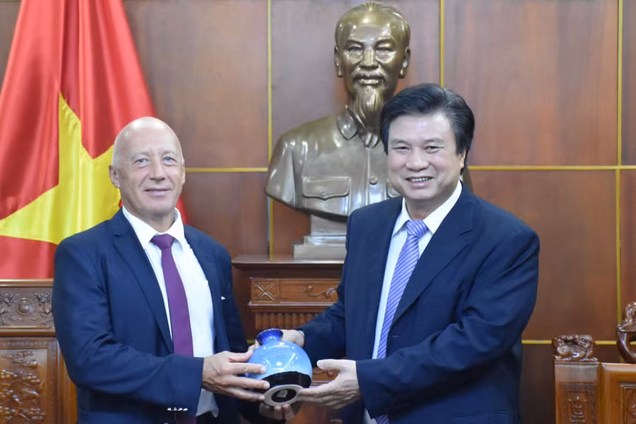 Thứ trưởng Nguyễn Hữu Độ (phải) trao quà lưu niệm cho Giám đốc Học viện Ngoại thương toàn Nga, Sinelnikov-Murylev.