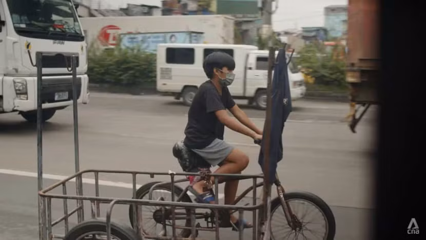 Học sinh Philippines đi làm thêm kiếm tiền phụ gia đình. Ảnh: CNA.