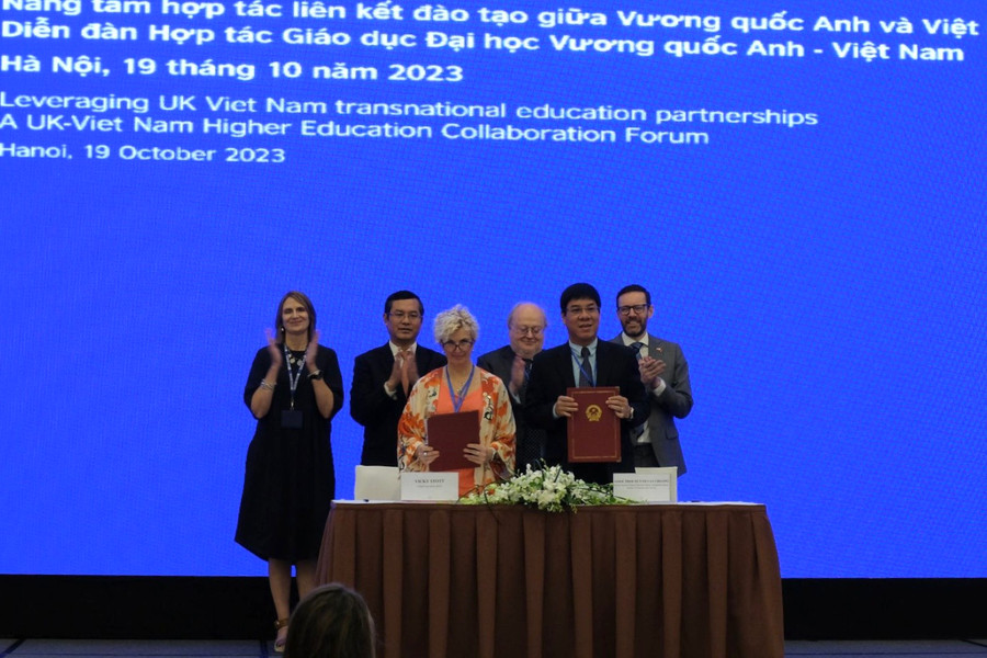 Đại diện Cục Quản lý chất lượng (Bộ GD&ĐT) và Cơ quan Đảm bảo Chất lượng Giáo dục ĐH Vương quốc Anh ký biên bản thỏa thuận. Đại diện Cục Quản lý chất lượng (Bộ GD&ĐT) và Cơ quan Đảm bảo Chất lượng Giáo dục ĐH Vương quốc Anh ký biên bản thỏa thuận.