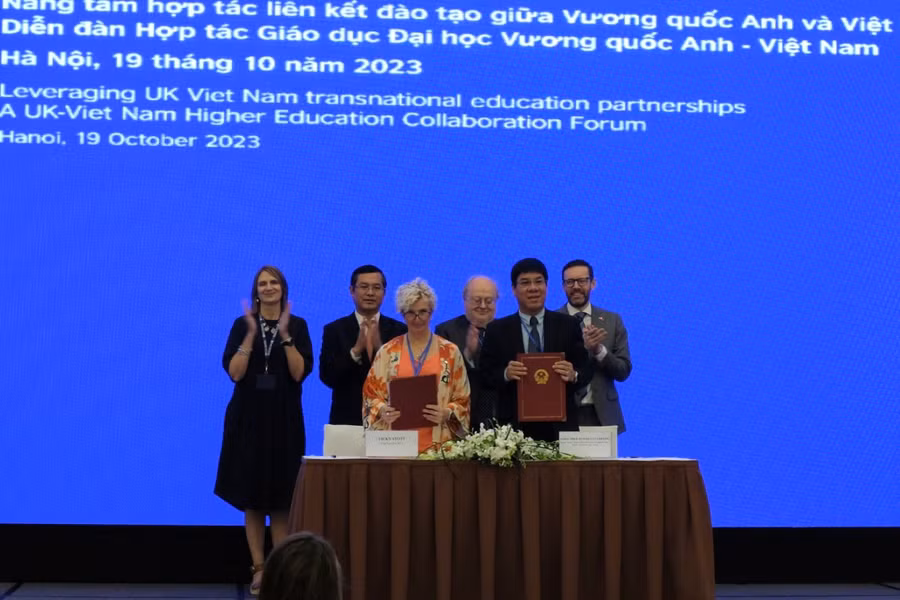 Đại diện Cục Quản lý chất lượng (Bộ GD&amp;ĐT) và Cơ quan Đảm bảo Chất lượng Giáo dục ĐH Vương quốc Anh ký biên bản thỏa thuận.