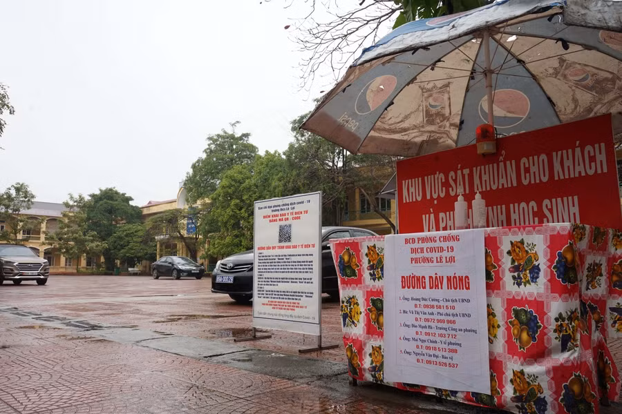 Trường học trang bị khu vực sát khuẩn từ cổng trường.